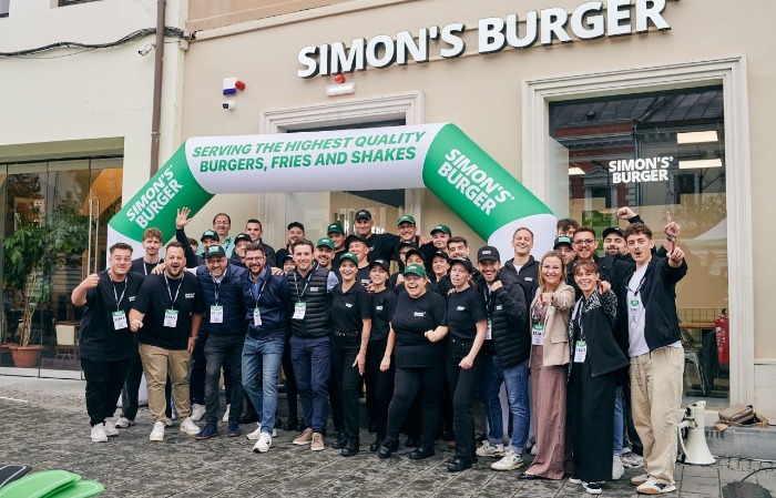 Megnyílt az első Simons Burger Romániában